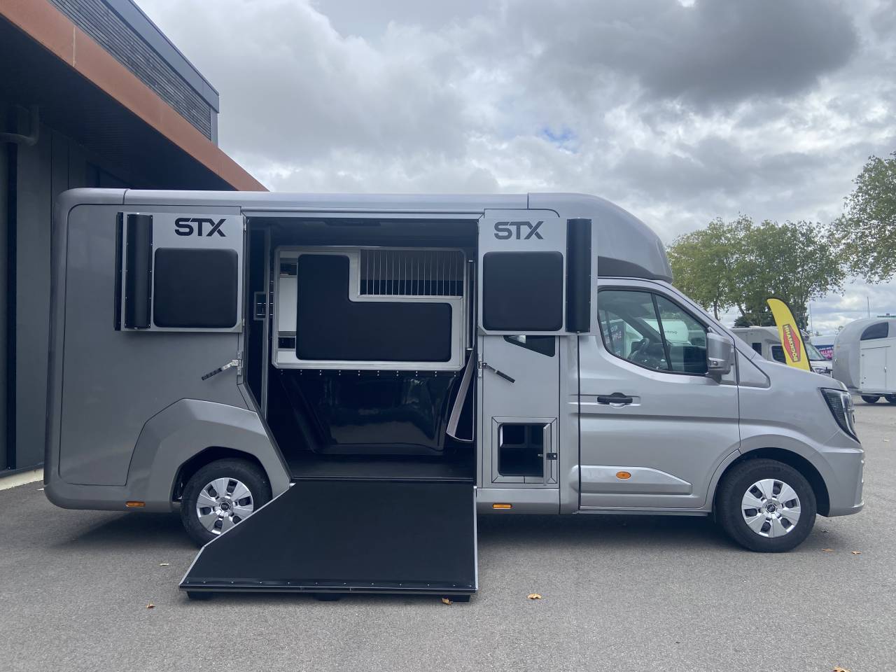 Kleine paardenvrachtwagen (B rijbewijs) STX  2025 Nieuw