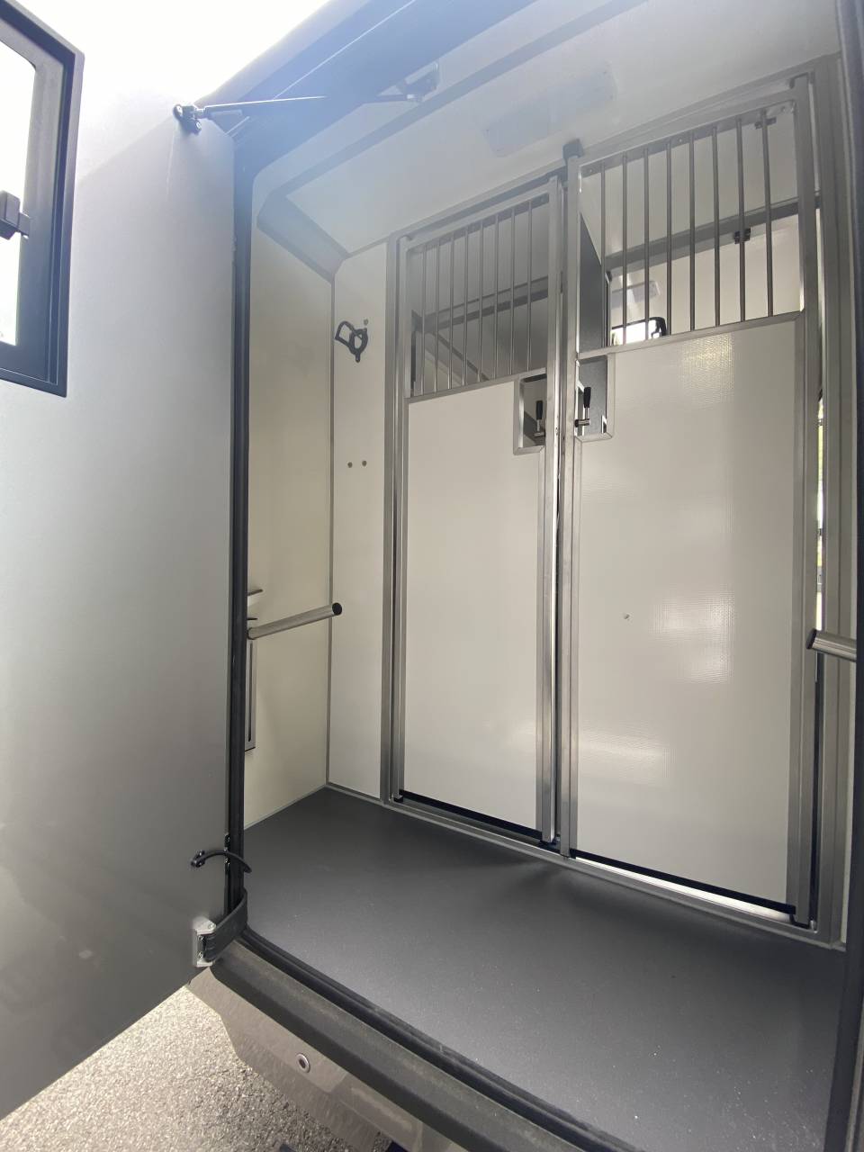 Kleine paardenvrachtwagen (B rijbewijs) STX  2025 Nieuw