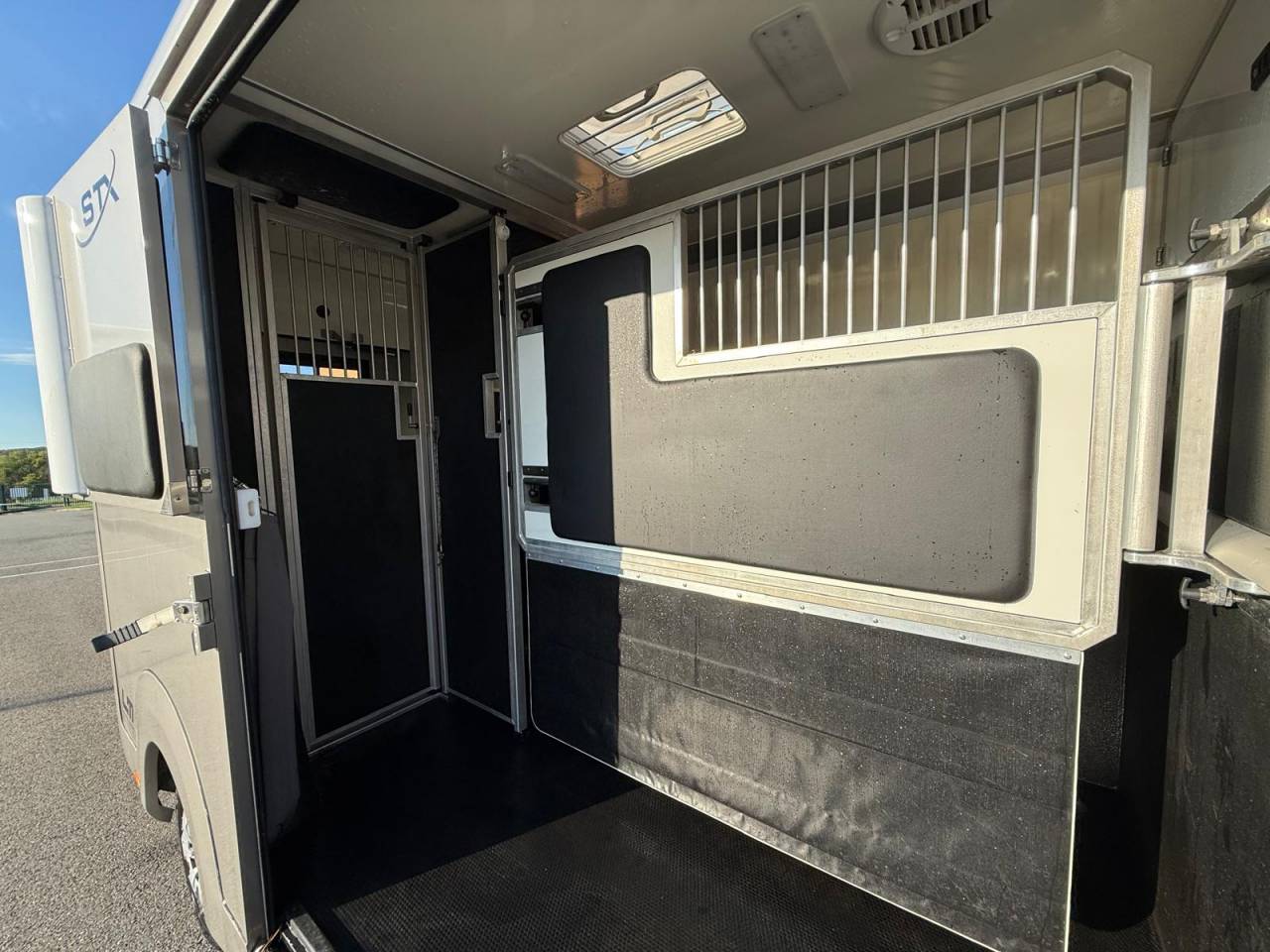 Kleine paardenvrachtwagen (B rijbewijs) STX STX 2021 Tweedehands