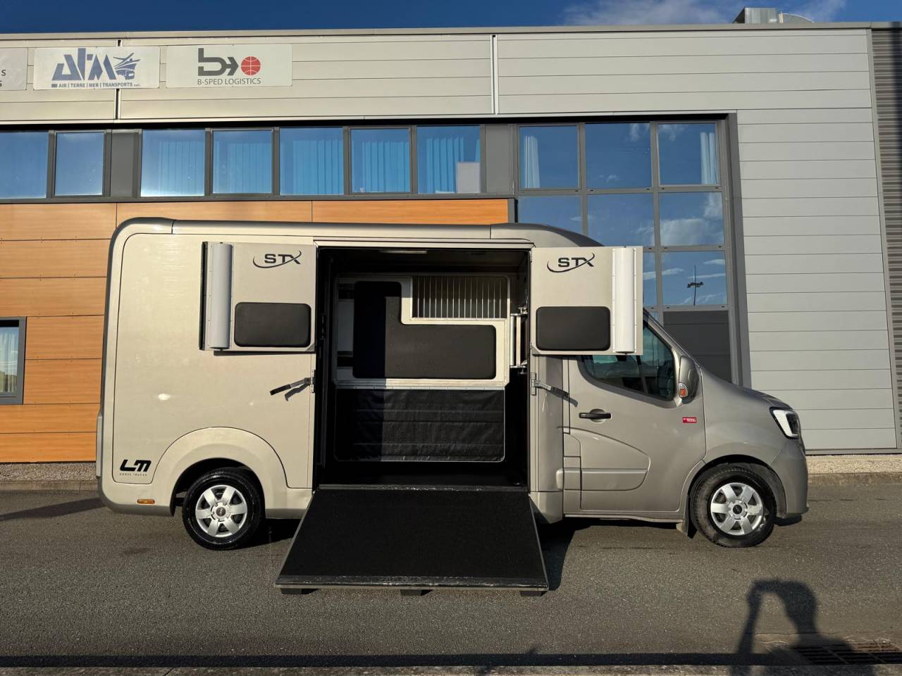 Kleine paardenvrachtwagen (B rijbewijs) STX STX 2021 Tweedehands