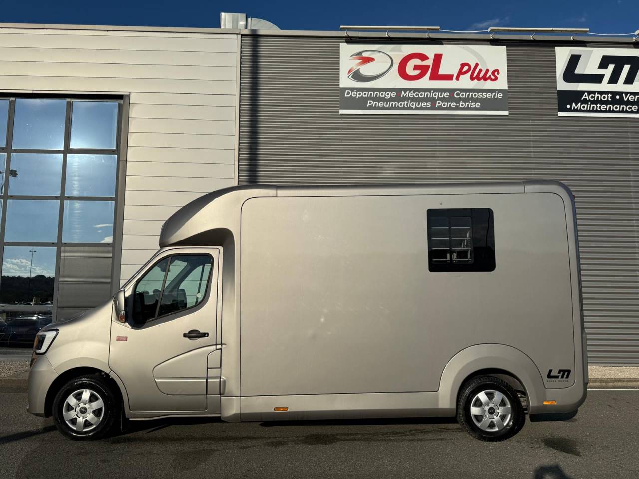 Kleine paardenvrachtwagen (B rijbewijs) STX STX 2021 Tweedehands