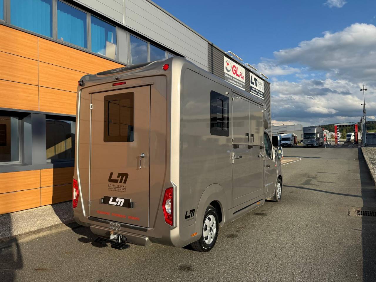 Kleine paardenvrachtwagen (B rijbewijs) STX STX 2021 Tweedehands