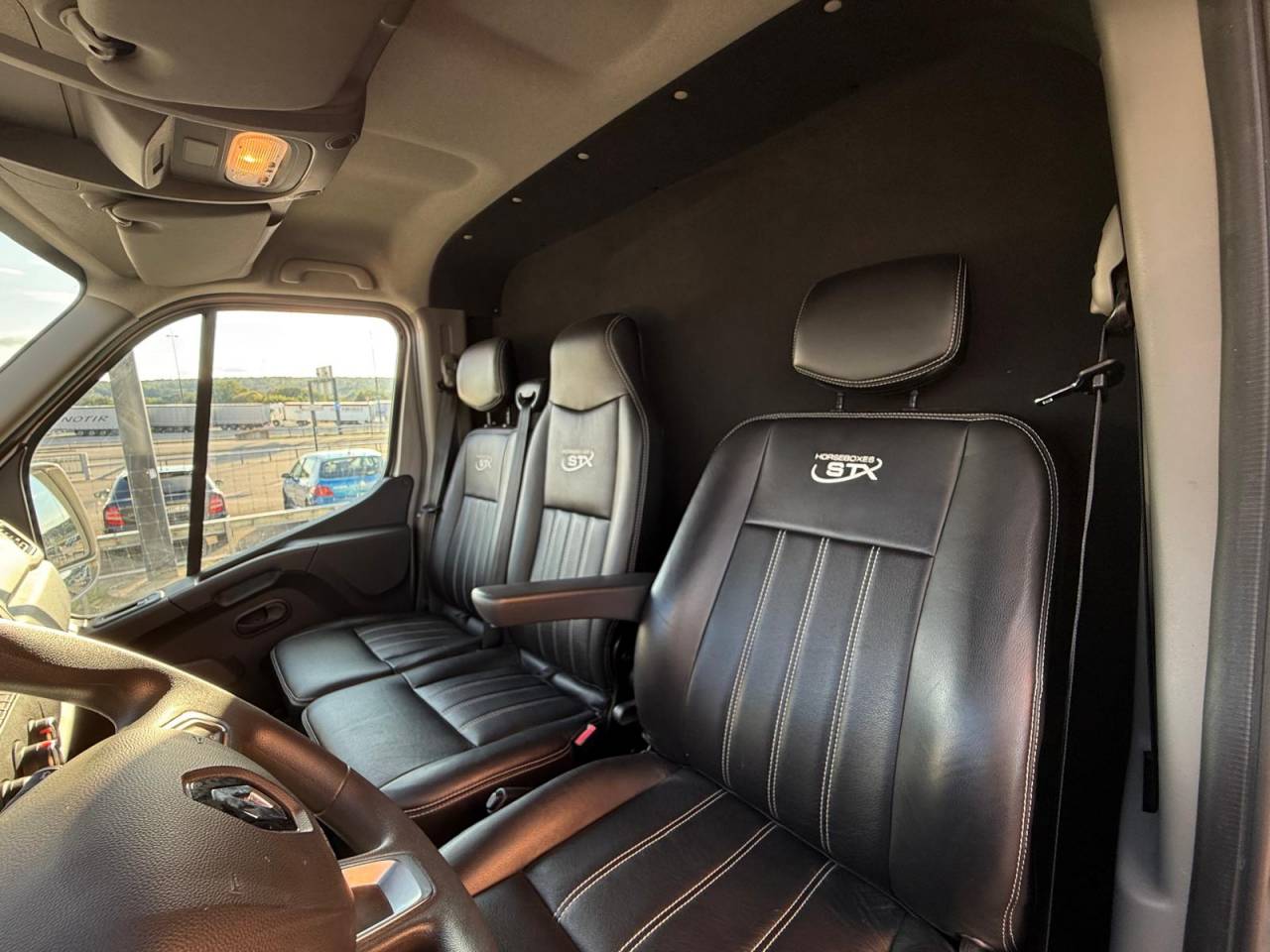 Kleine paardenvrachtwagen (B rijbewijs) STX STX 2021 Tweedehands