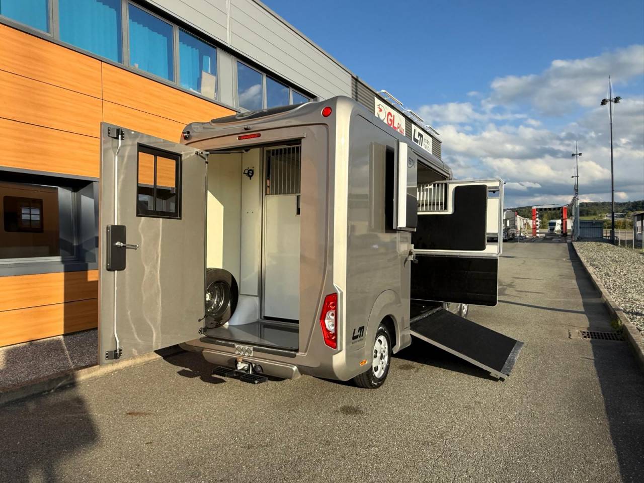 Kleine paardenvrachtwagen (B rijbewijs) STX STX 2021 Tweedehands