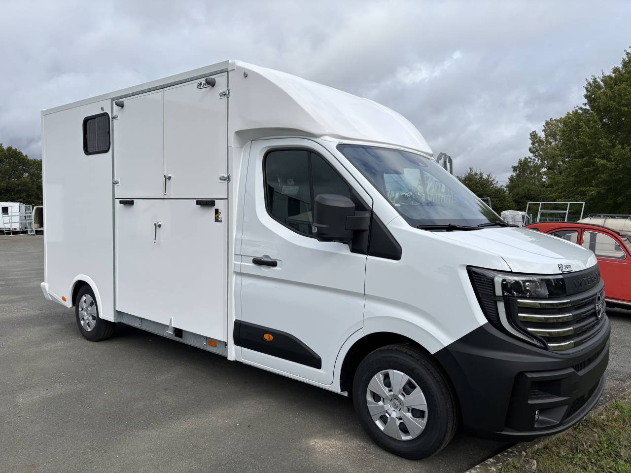 Kleine paardenvrachtwagen (B rijbewijs) AP Petit Nissan interstar L3 2025 Nieuw