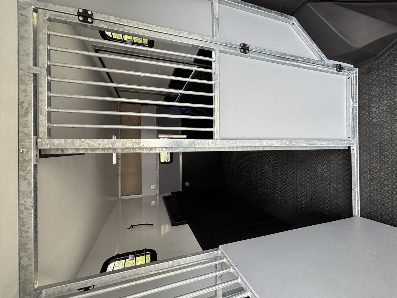 Kleine paardenvrachtwagen (B rijbewijs) AP Petit Nissan interstar L3 2025 Nieuw