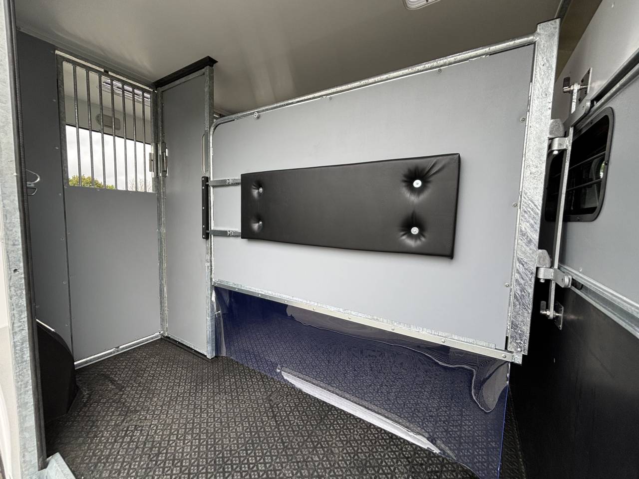 Kleine paardenvrachtwagen (B rijbewijs) AP Petit Nissan interstar L3 2025 Nieuw