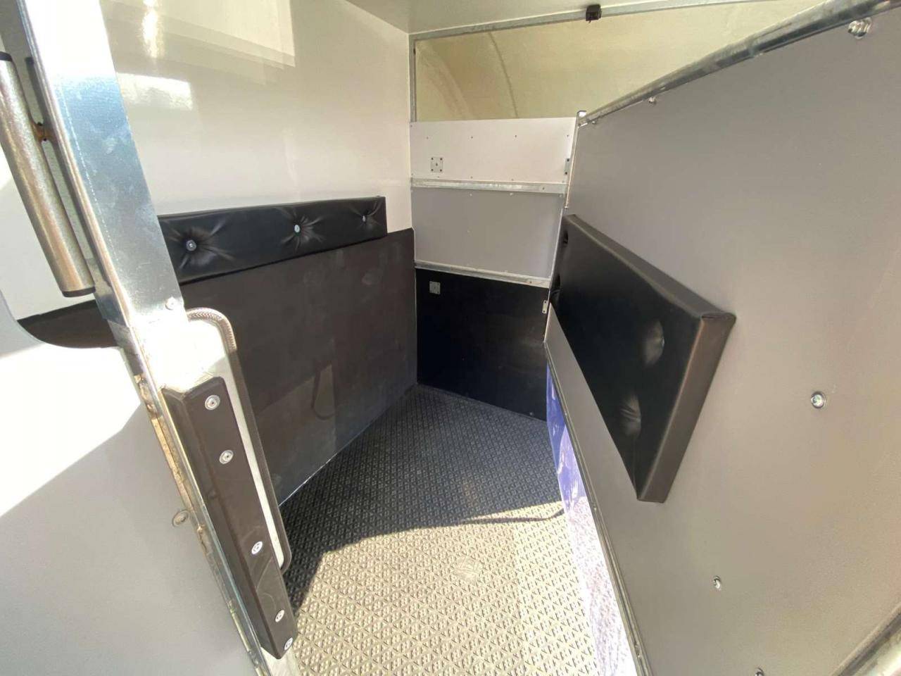 Kleine paardenvrachtwagen (B rijbewijs) Opel Movano 2021 Nieuw