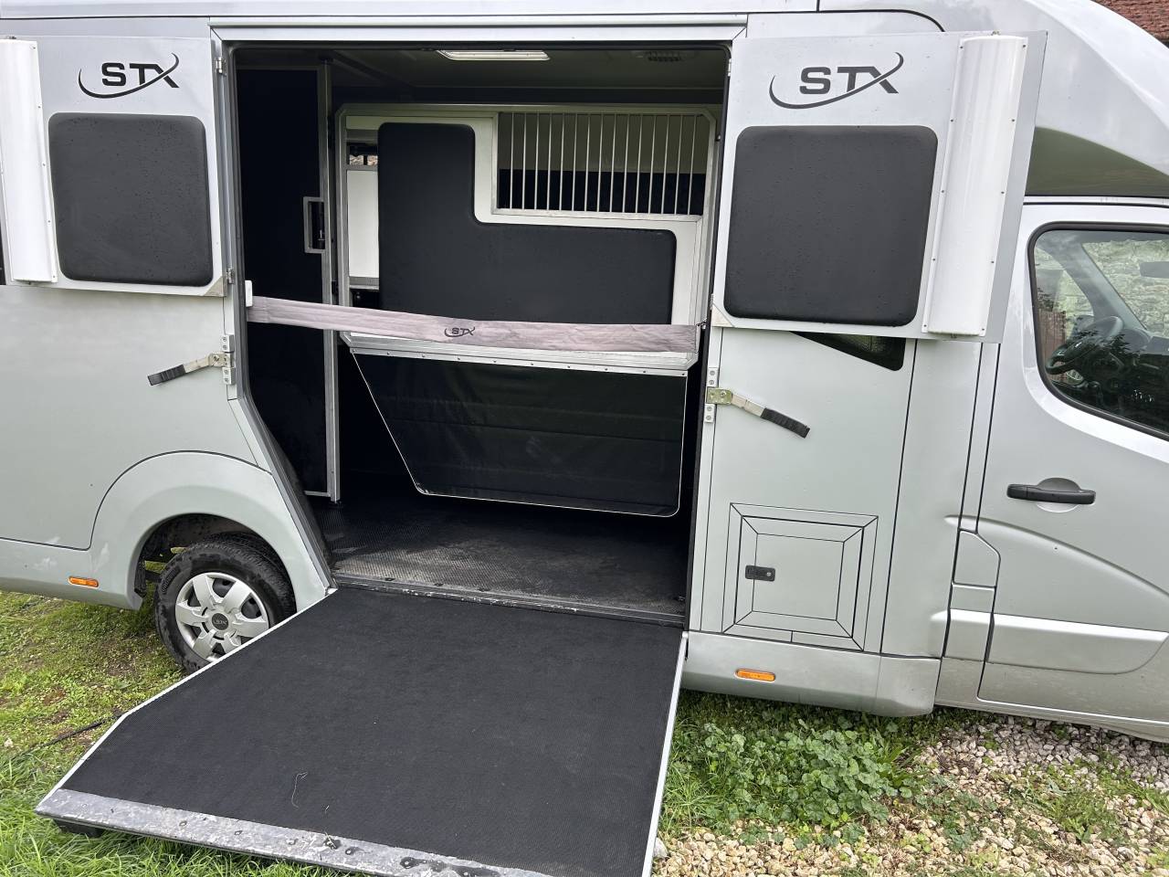 Kleine paardenvrachtwagen (B rijbewijs) STX 5 places assises stalles 2021 Tweedehands