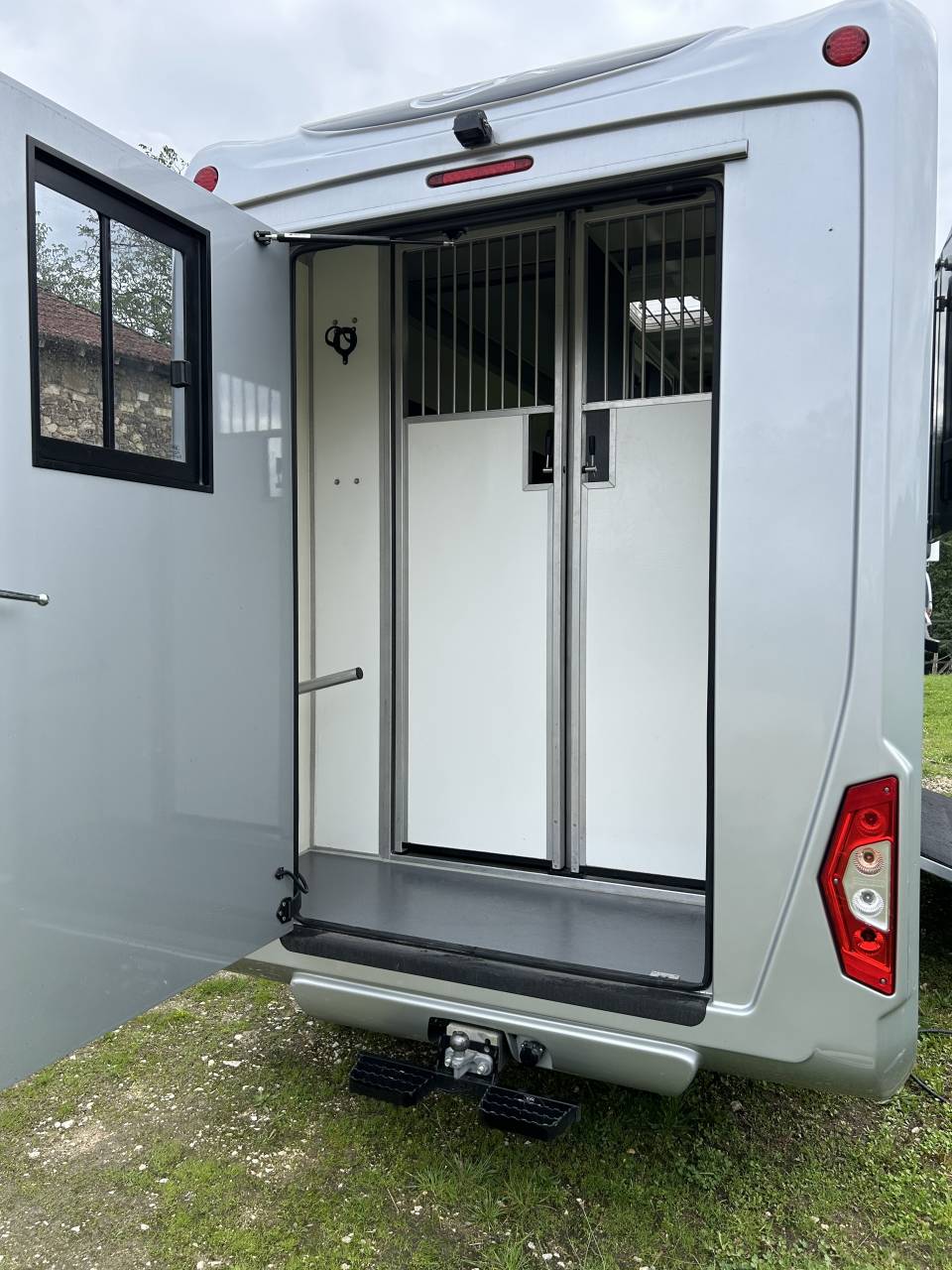 Kleine paardenvrachtwagen (B rijbewijs) STX 5 places assises stalles 2021 Tweedehands