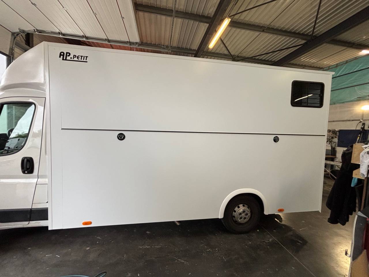 Kleine paardenvrachtwagen (B rijbewijs) AP Petit Peugeot Boxer L4   2020 Nieuw