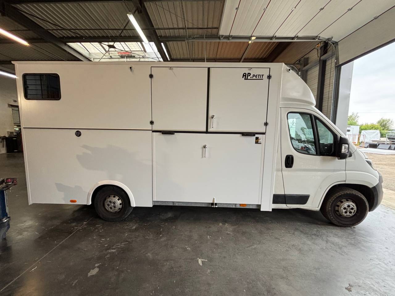 Kleine paardenvrachtwagen (B rijbewijs) AP Petit Peugeot Boxer L4   2020 Nieuw