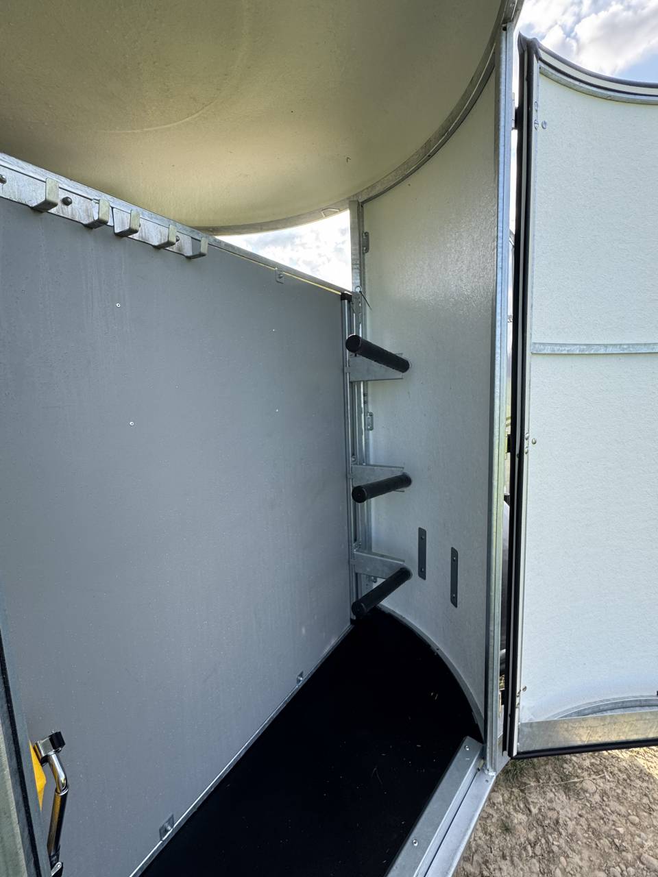 Paardentrailers Fautras Oblic +3 victorius 3 Paarden 2024 Tweedehands