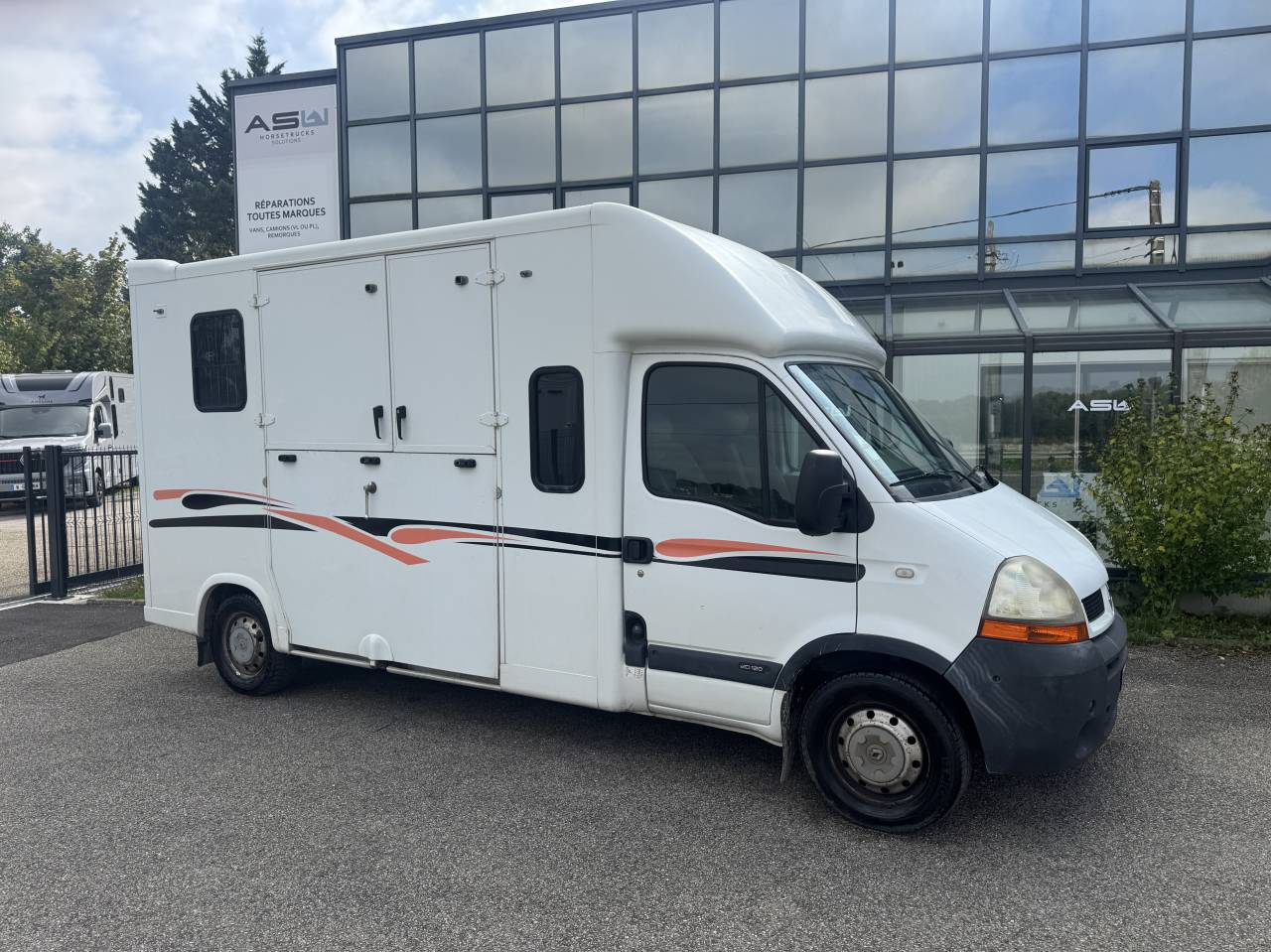 Kleine paardenvrachtwagen (B rijbewijs) MTM Renault master  2006 Tweedehands