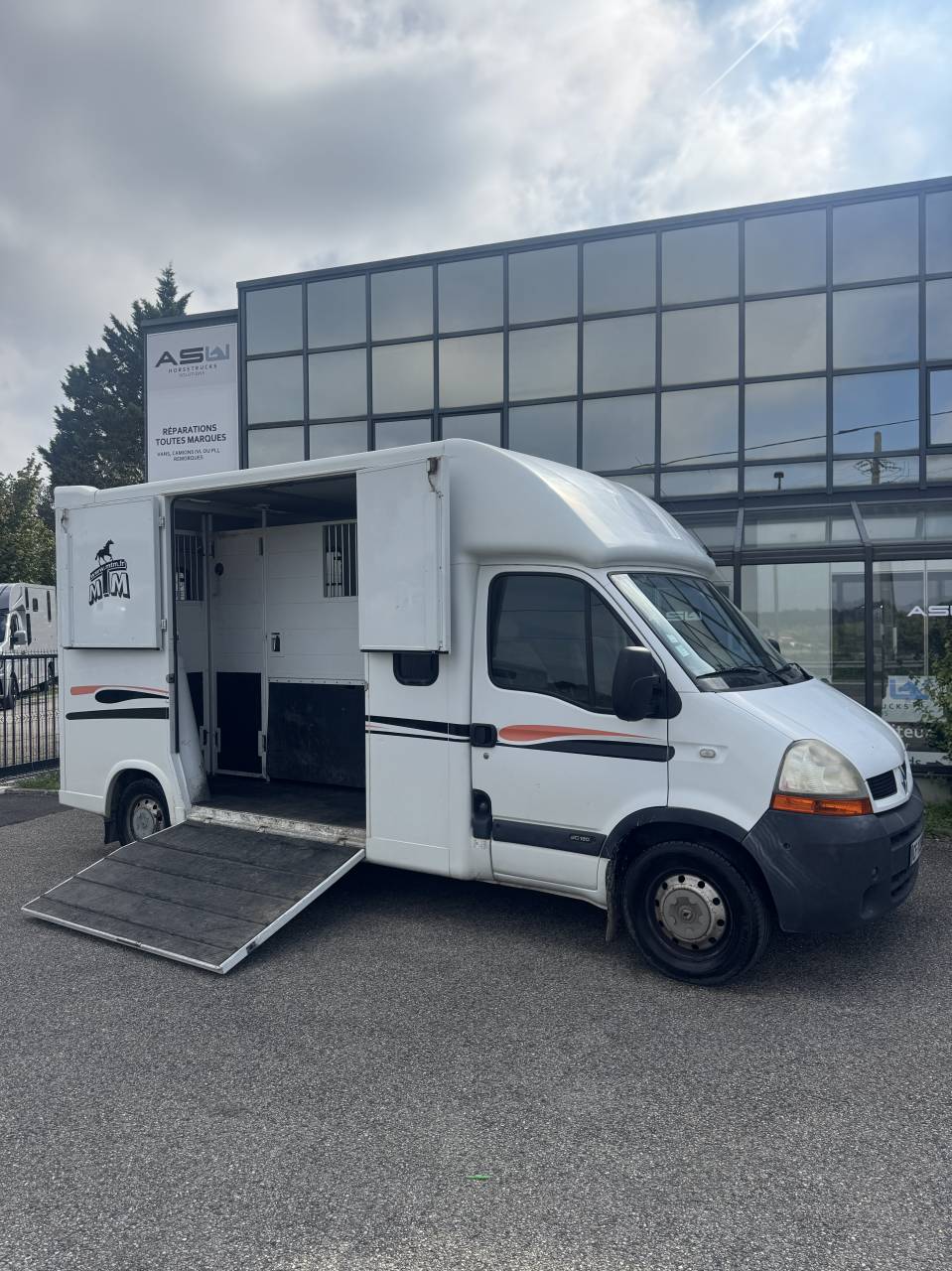 Kleine paardenvrachtwagen (B rijbewijs) MTM Renault master  2006 Tweedehands