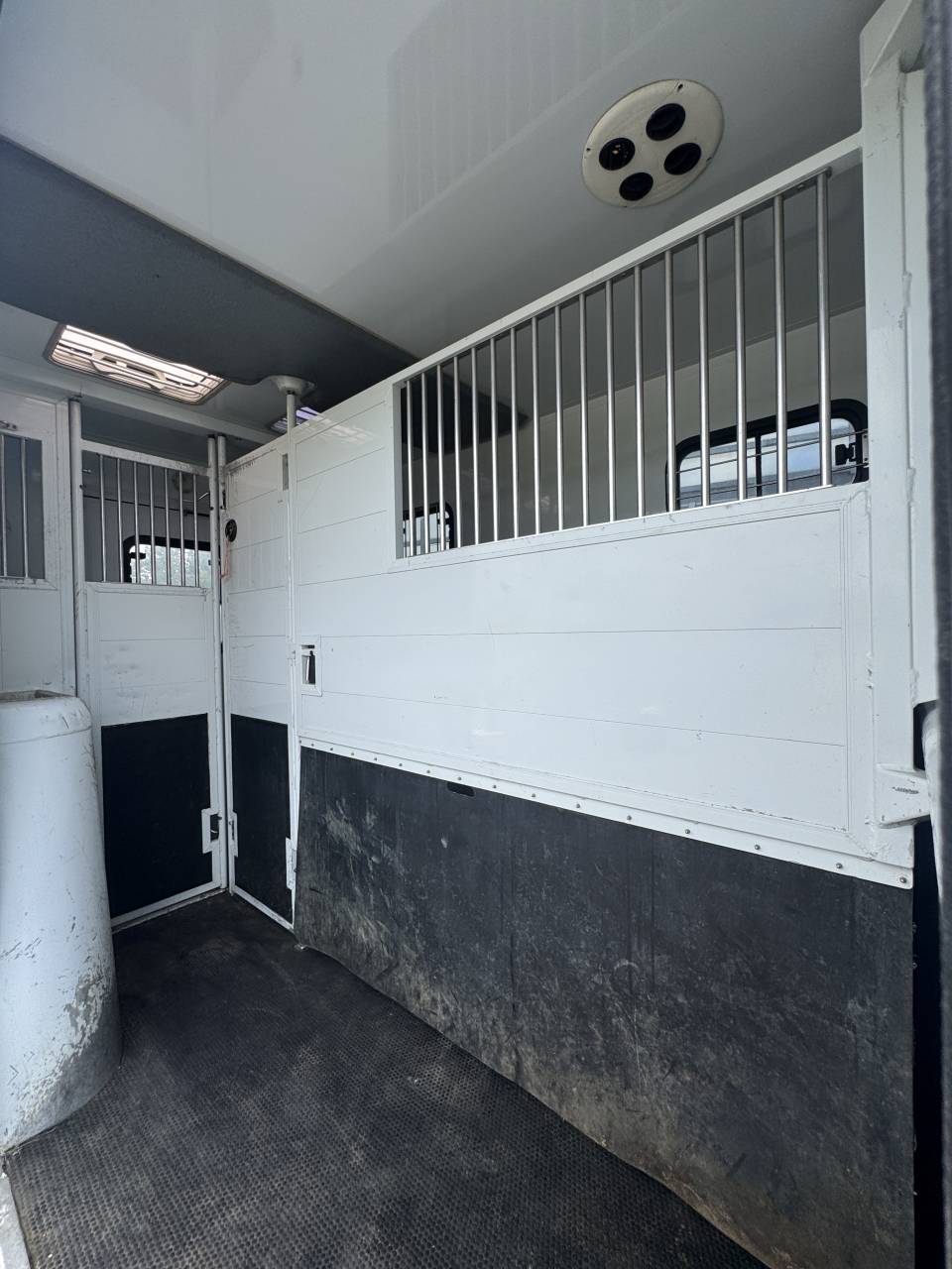 Kleine paardenvrachtwagen (B rijbewijs) MTM Renault master  2006 Tweedehands