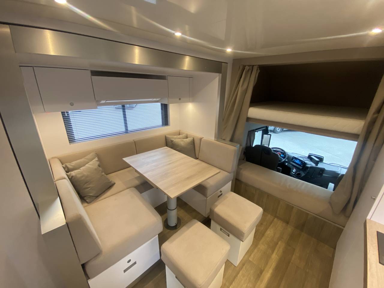 Zware paardenvrachtwagen (groot rijbewijs) AKX  2024 Tweedehands