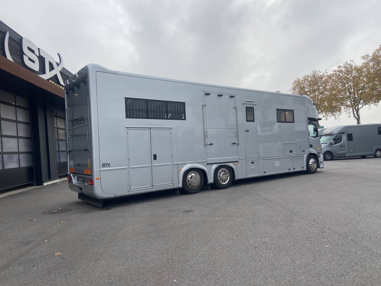 Zware paardenvrachtwagen (groot rijbewijs) AKX  2024 Tweedehands