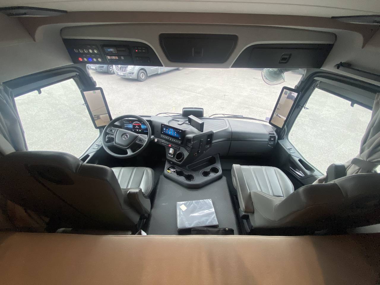 Zware paardenvrachtwagen (groot rijbewijs) AKX  2024 Tweedehands