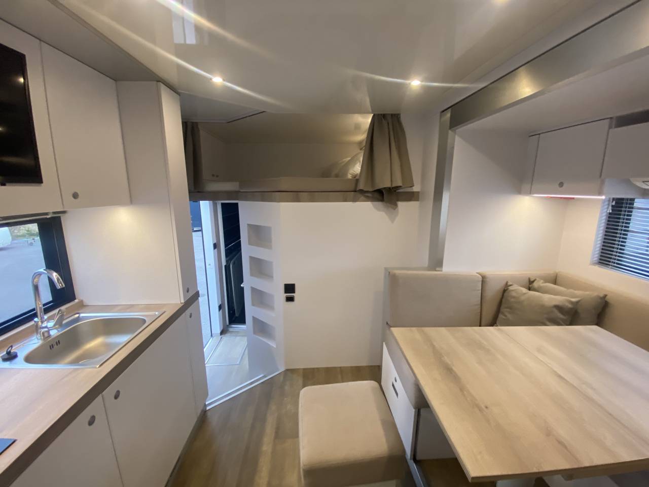 Zware paardenvrachtwagen (groot rijbewijs) AKX  2024 Tweedehands