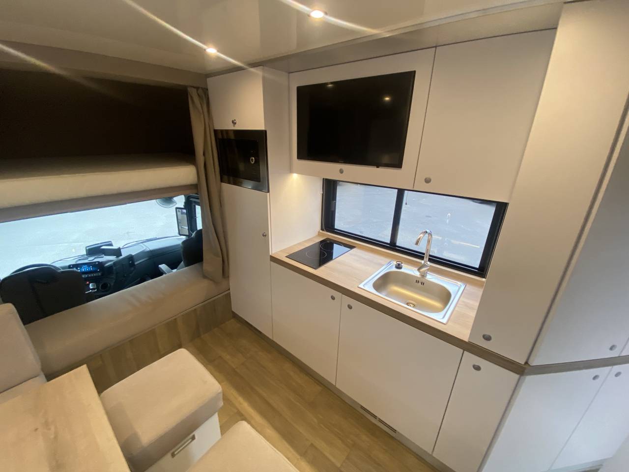 Zware paardenvrachtwagen (groot rijbewijs) AKX  2024 Tweedehands