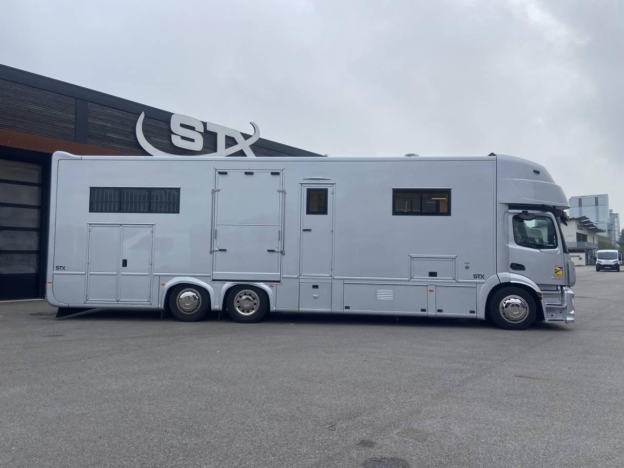 Zware paardenvrachtwagen (groot rijbewijs) AKX  2024 Tweedehands