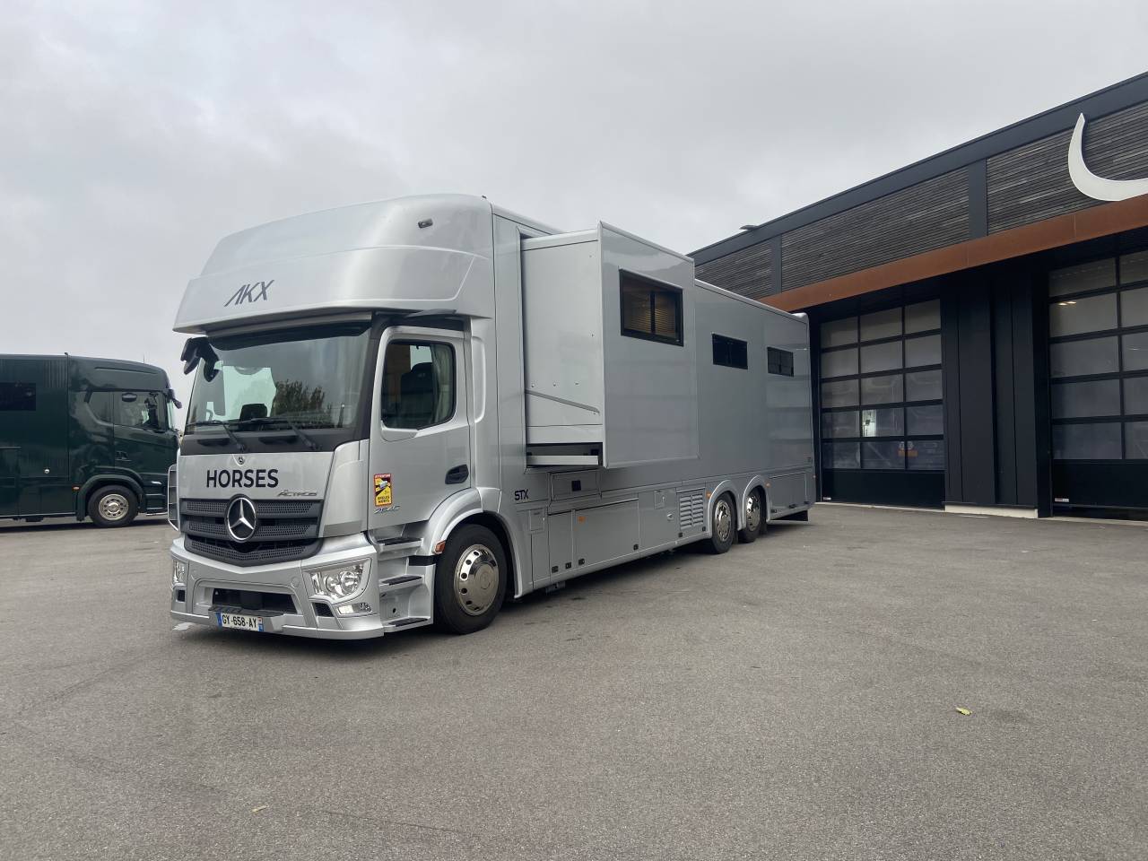 Zware paardenvrachtwagen (groot rijbewijs) AKX  2024 Tweedehands