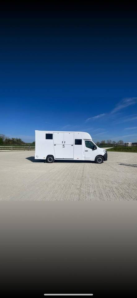 Kleine paardenvrachtwagen (B rijbewijs) Chardron Renault Master 2023 Nieuw