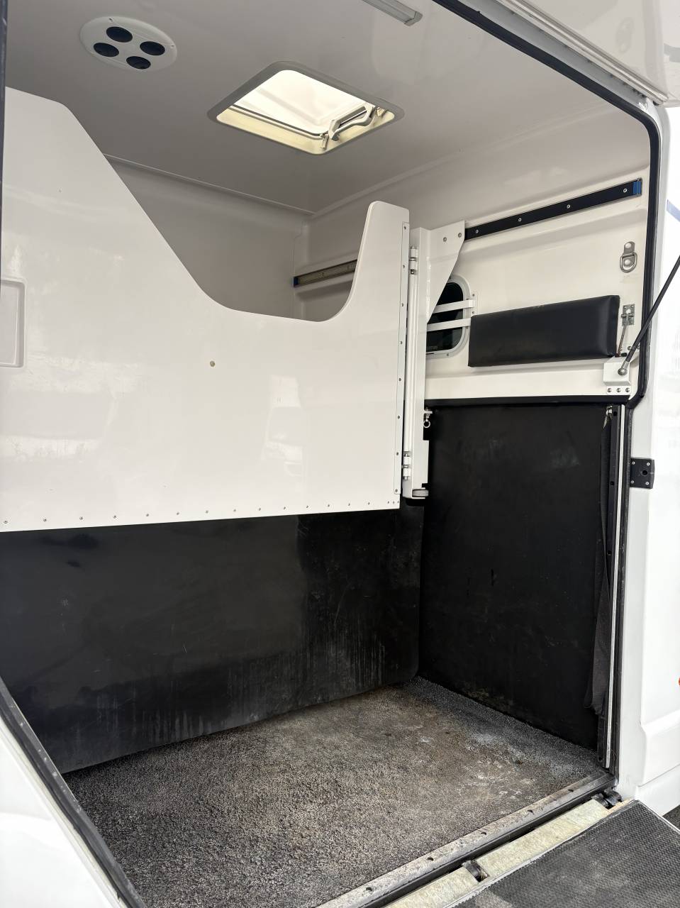 Kleine paardenvrachtwagen (B rijbewijs) Barbot D5 2023 Tweedehands