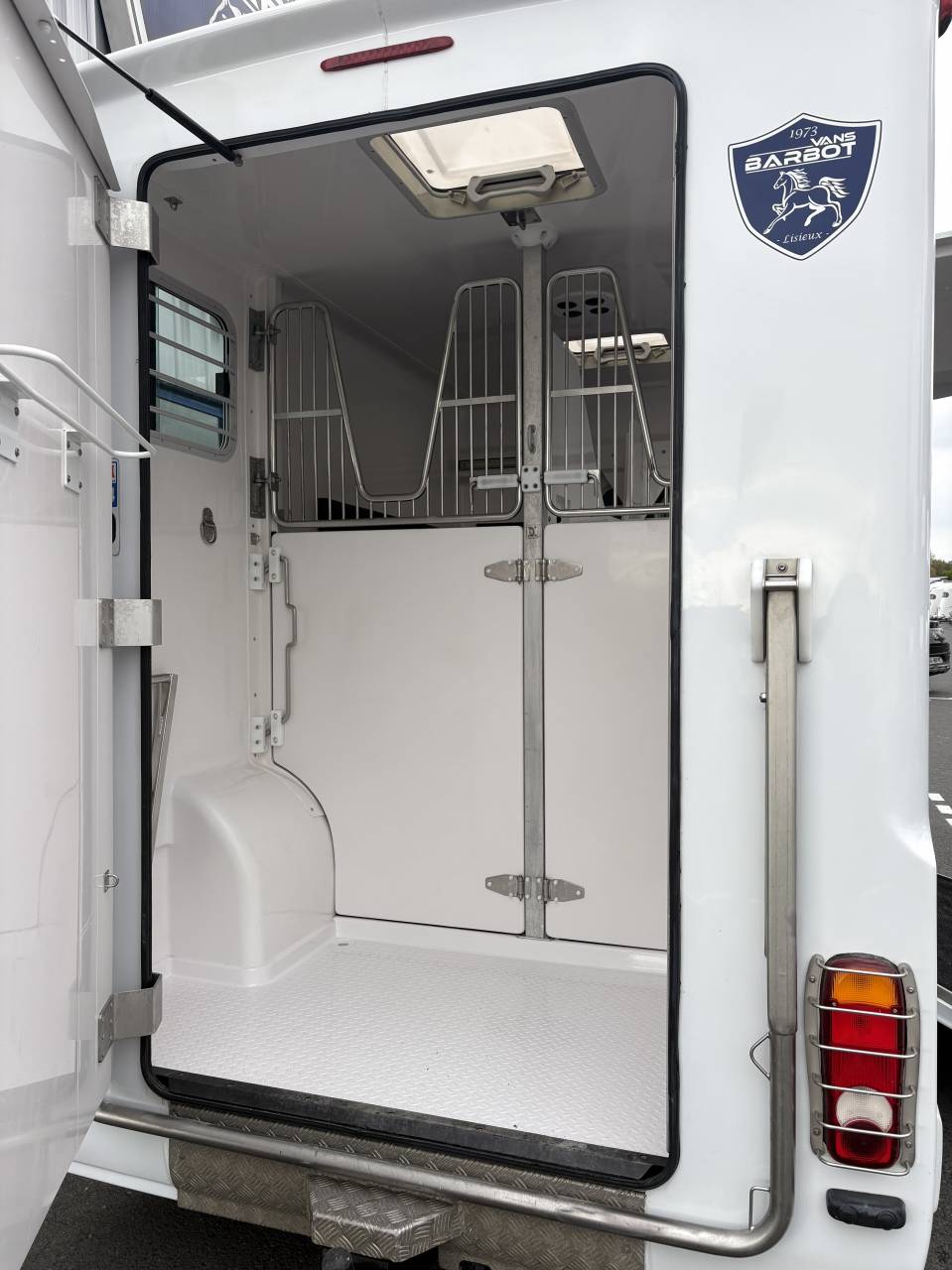 Kleine paardenvrachtwagen (B rijbewijs) Barbot D5 2023 Tweedehands