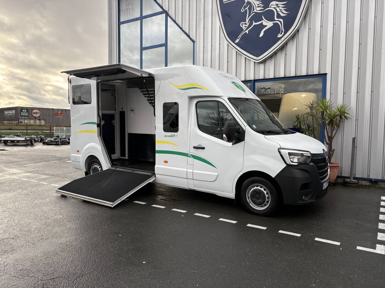 Kleine paardenvrachtwagen (B rijbewijs) Barbot D5 2023 Tweedehands