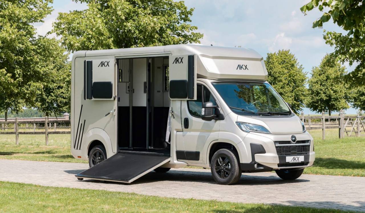 Kleine paardenvrachtwagen (B rijbewijs) AKX Akx stallion 2025 Nieuw
