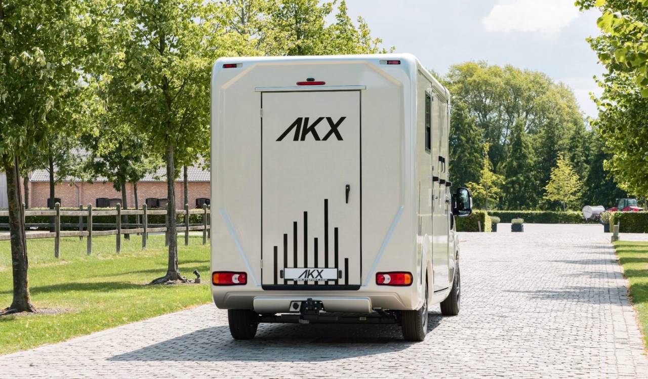 Kleine paardenvrachtwagen (B rijbewijs) AKX Akx stallion 2025 Nieuw