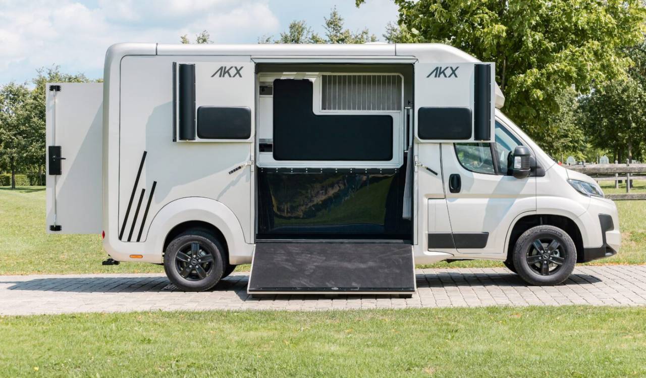 Kleine paardenvrachtwagen (B rijbewijs) AKX Akx stallion 2025 Nieuw