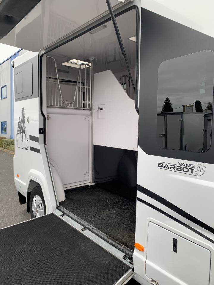 Kleine paardenvrachtwagen (B rijbewijs) Barbot D5 2024 Tweedehands