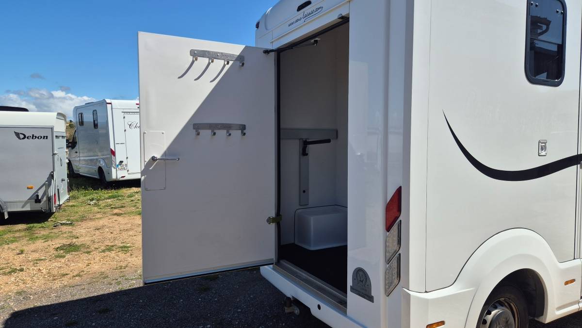 Kleine paardenvrachtwagen (B rijbewijs) Laissac bedrijfsauto's Renault Master 2022 Tweedehands