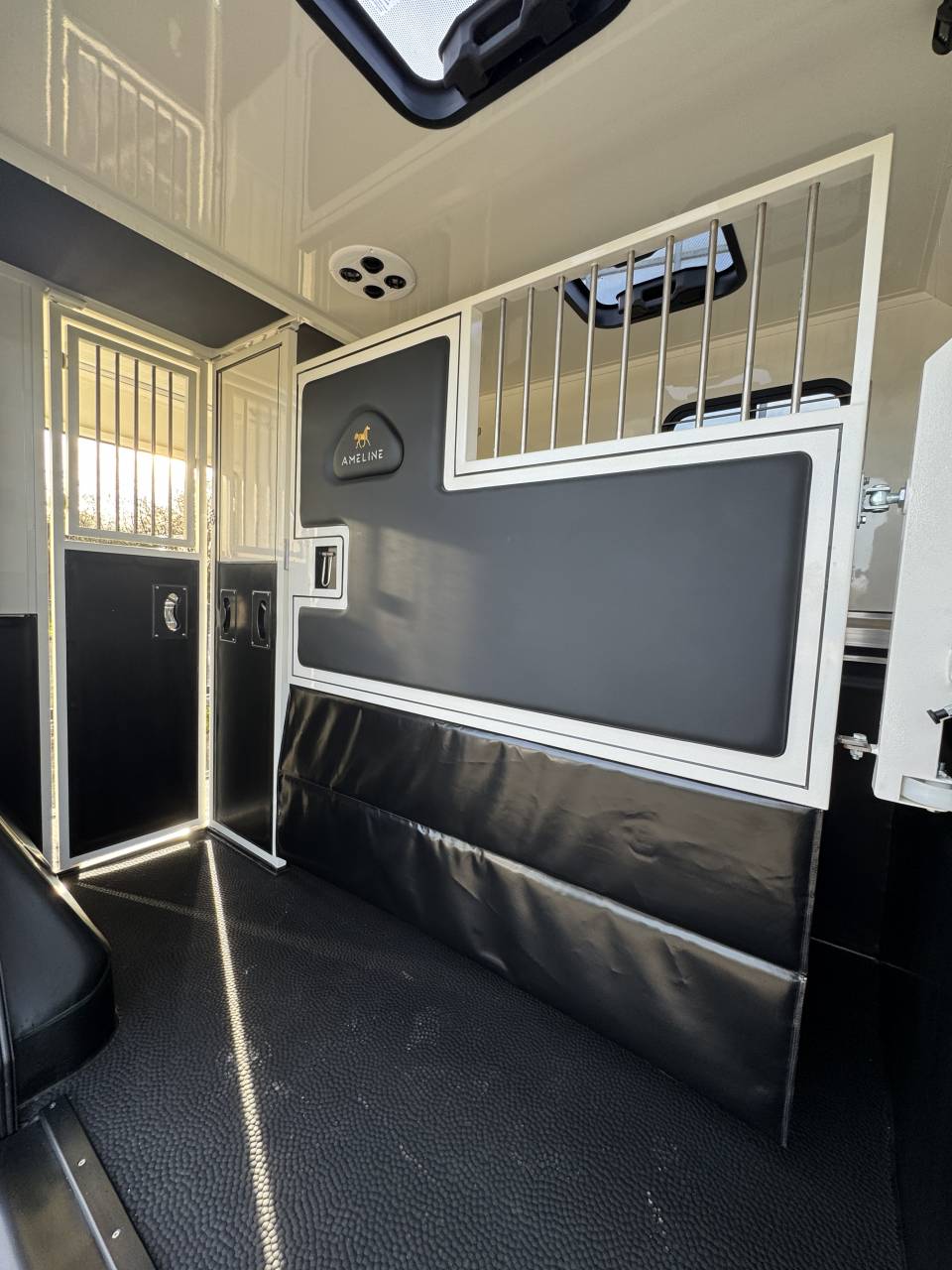 Kleine paardenvrachtwagen (B rijbewijs) Ameline RENAULT MASTER HARAS  2025 Nieuw