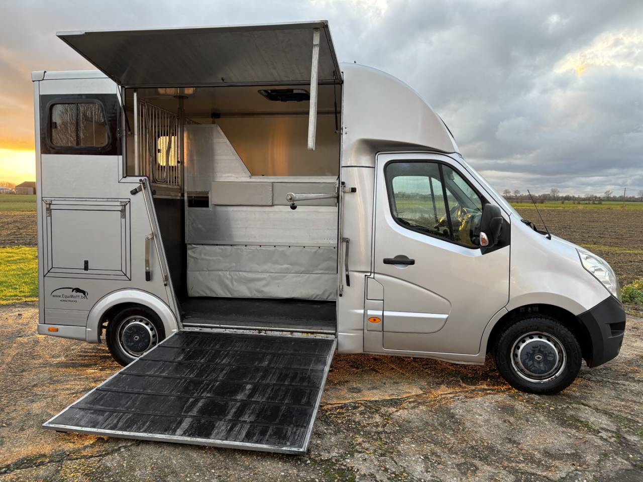 Kleine paardenvrachtwagen (B rijbewijs) Renault Master 2017 Tweedehands