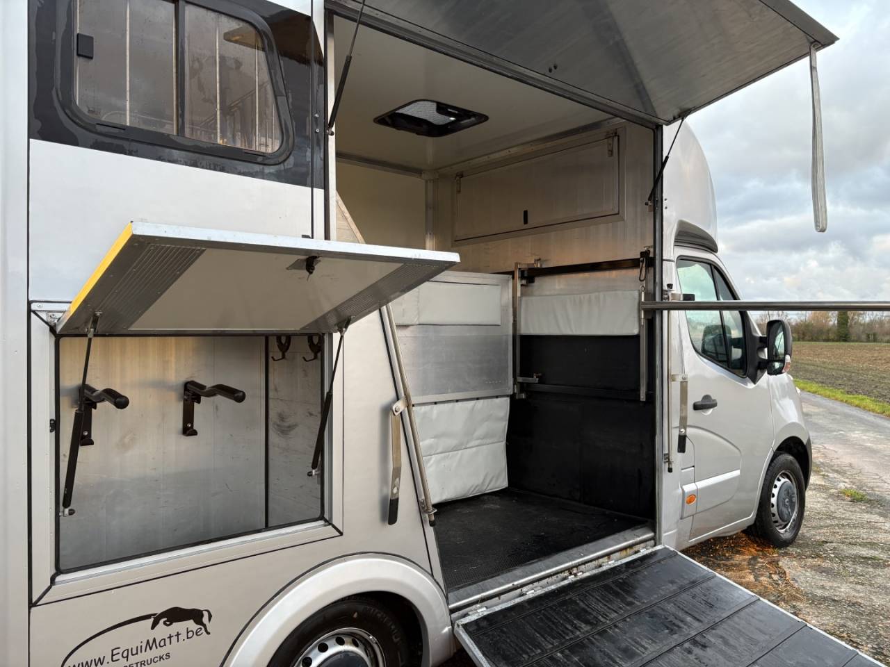 Kleine paardenvrachtwagen (B rijbewijs) Renault Master 2017 Tweedehands