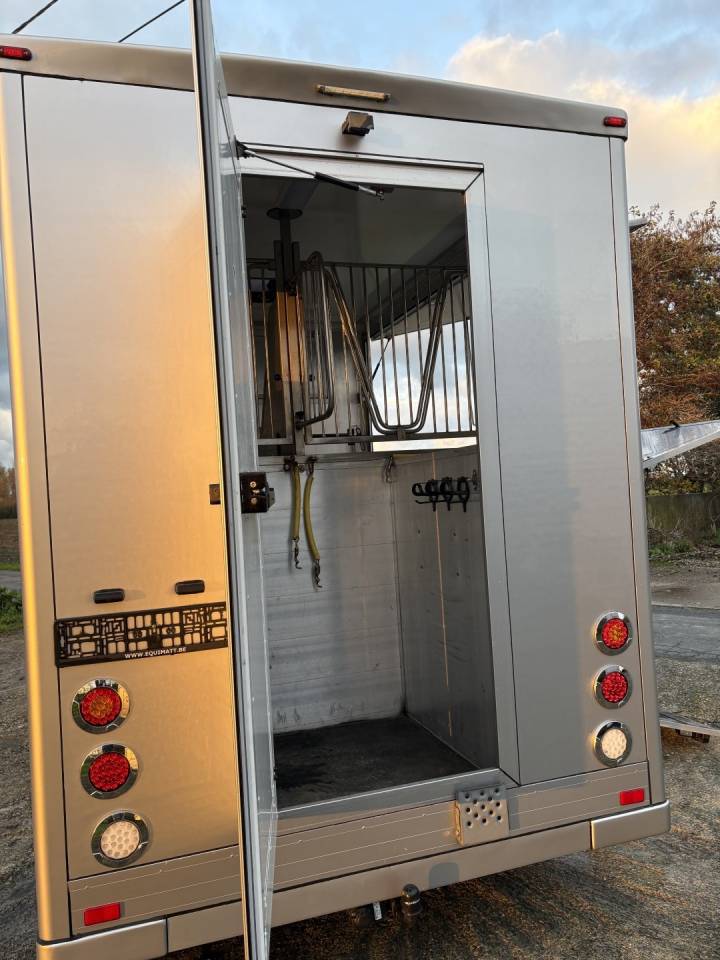 Kleine paardenvrachtwagen (B rijbewijs) Renault Master 2017 Tweedehands