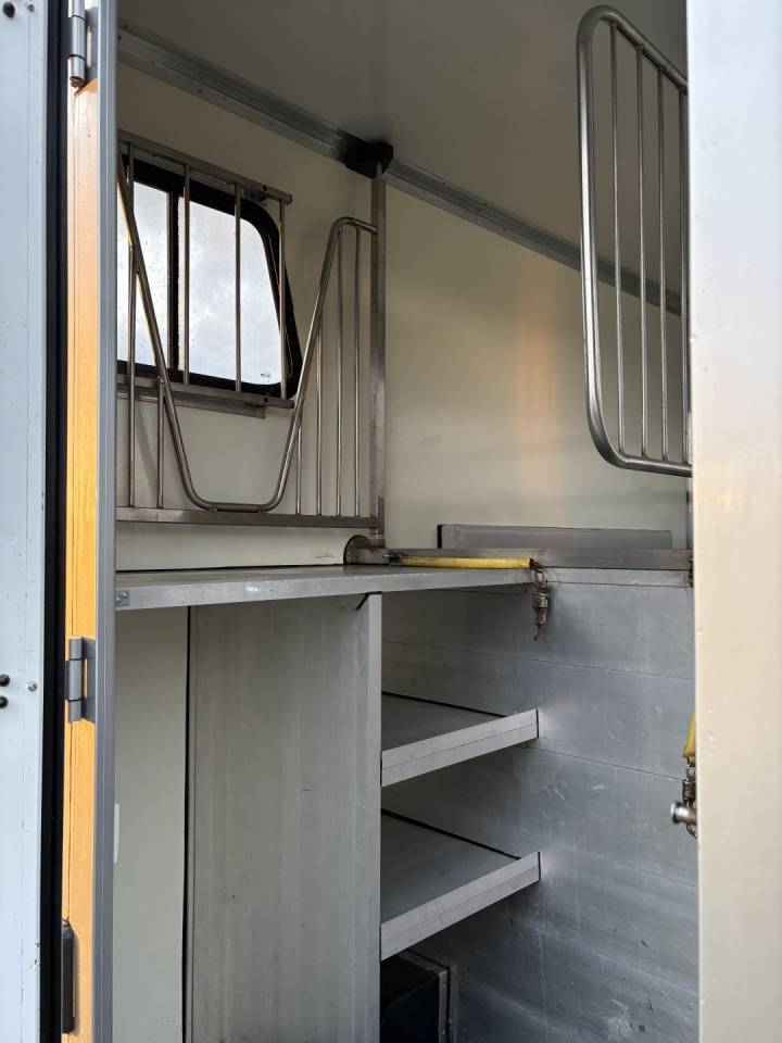 Kleine paardenvrachtwagen (B rijbewijs) Renault Master 2017 Tweedehands