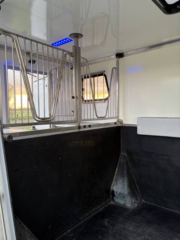 Kleine paardenvrachtwagen (B rijbewijs) Renault Master 2017 Tweedehands