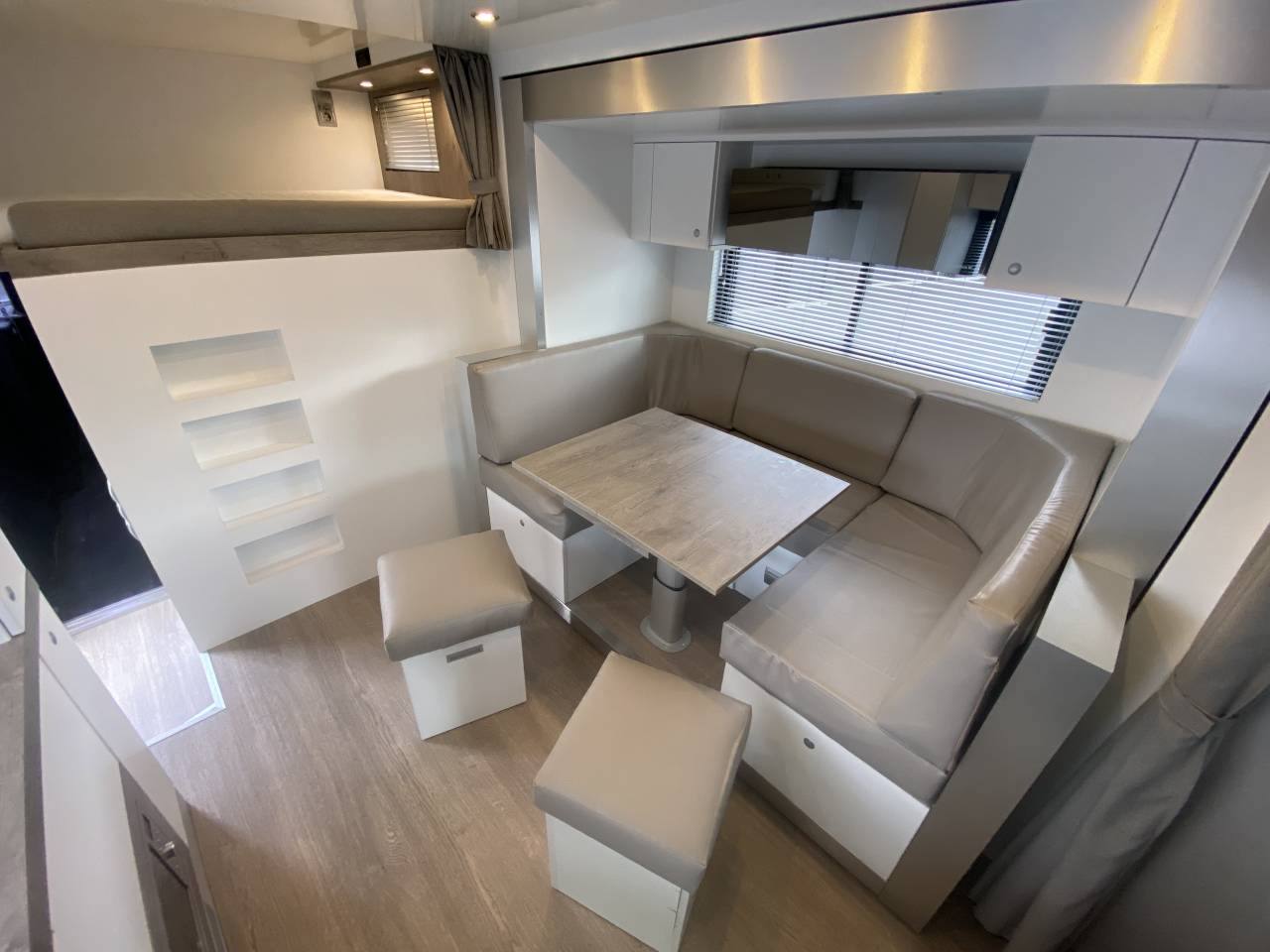 Zware paardenvrachtwagen (groot rijbewijs) AKX  2016 Tweedehands