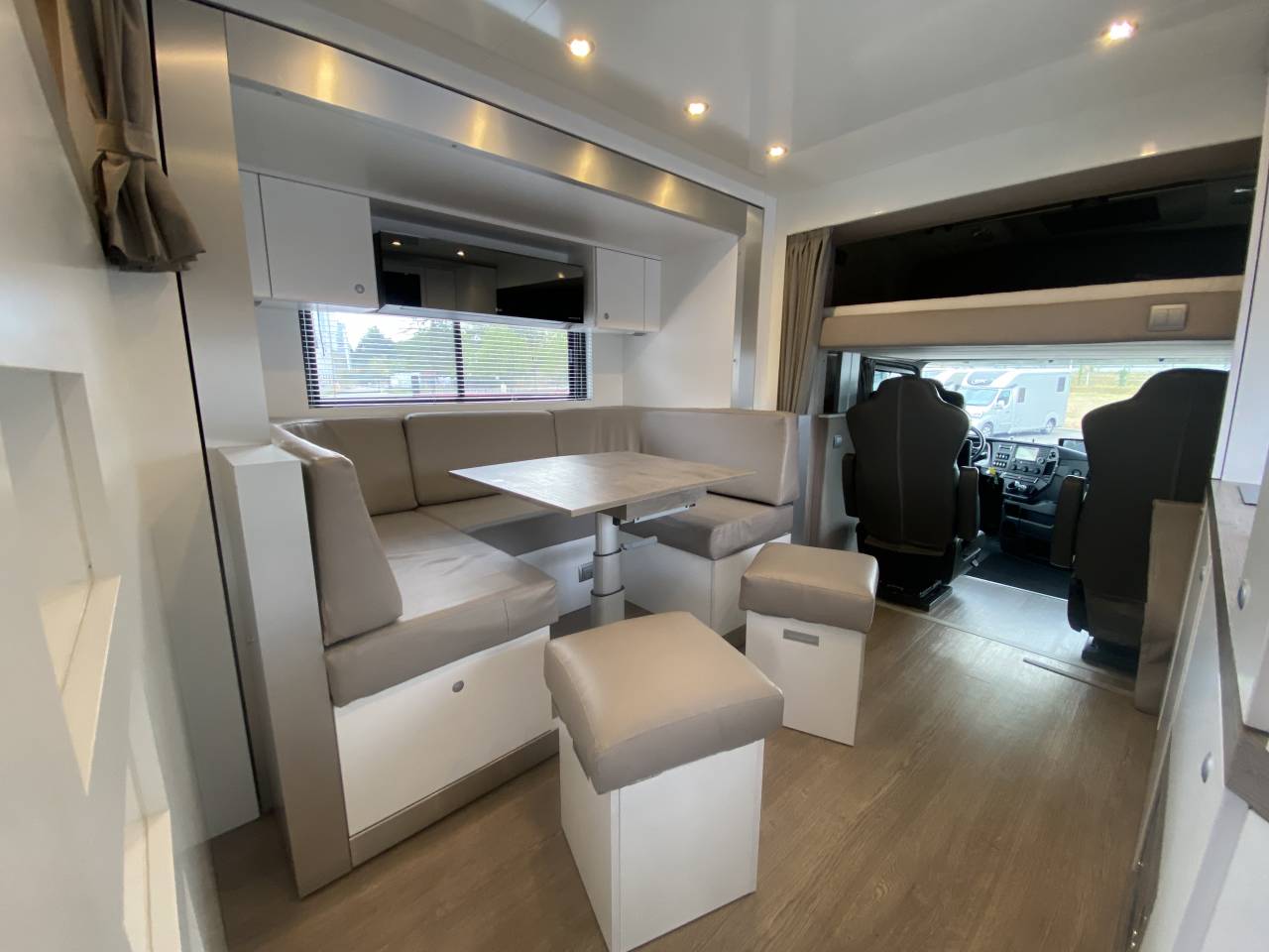 Zware paardenvrachtwagen (groot rijbewijs) AKX  2016 Tweedehands