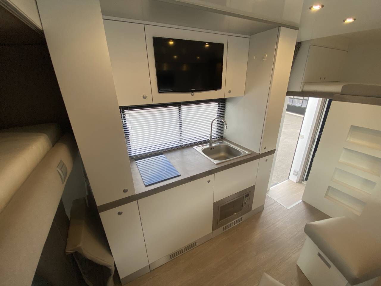 Zware paardenvrachtwagen (groot rijbewijs) AKX  2016 Tweedehands