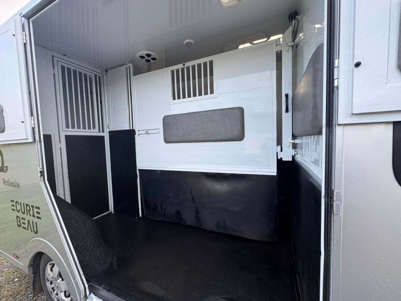 Kleine paardenvrachtwagen (B rijbewijs) TBST Renault Master 2023 Tweedehands