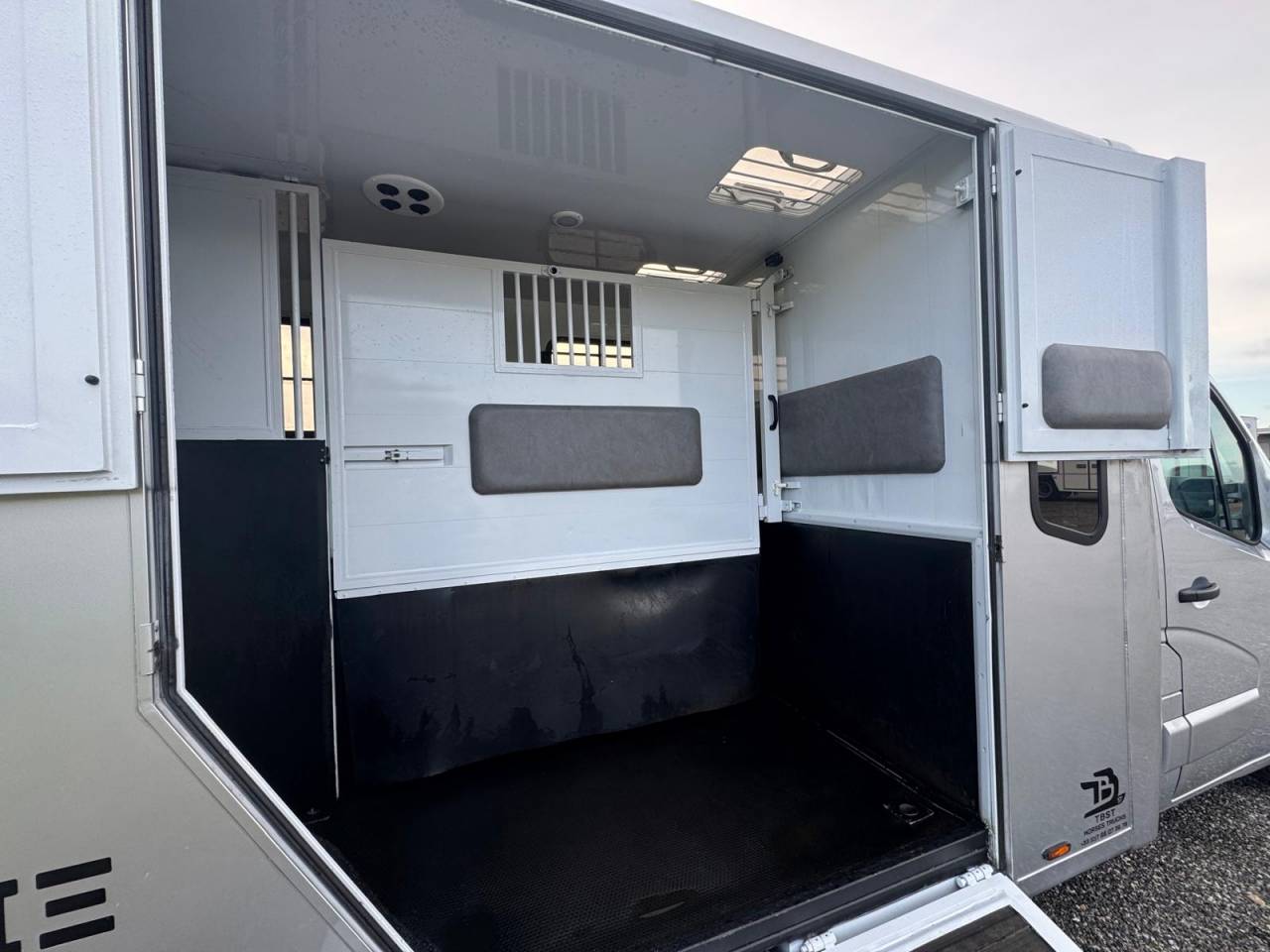 Kleine paardenvrachtwagen (B rijbewijs) TBST Renault Master 2023 Tweedehands