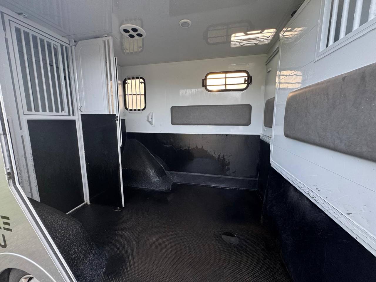 Kleine paardenvrachtwagen (B rijbewijs) TBST Renault Master 2023 Tweedehands