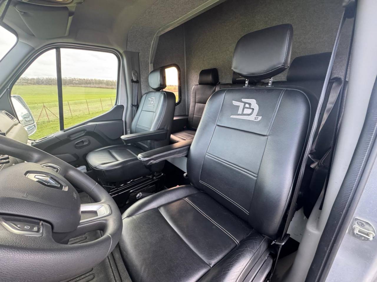 Kleine paardenvrachtwagen (B rijbewijs) TBST Renault Master 2023 Tweedehands