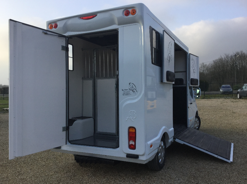 Kleine paardenvrachtwagen (B rijbewijs) Renault Master 2016 Tweedehands